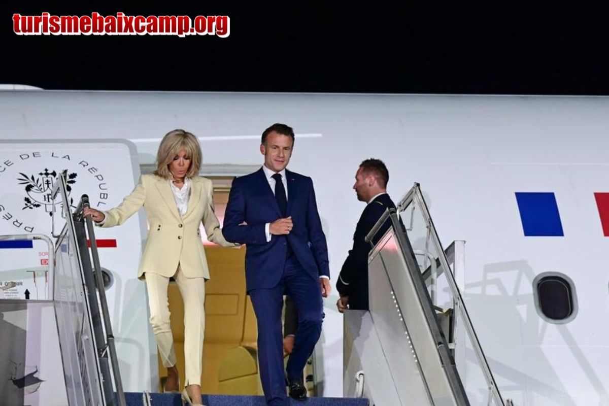 Presiden Prancis Tiba di Bandara YIA, Macron dan Brigitte Bergandengan Tangan Turun dari Pesawat